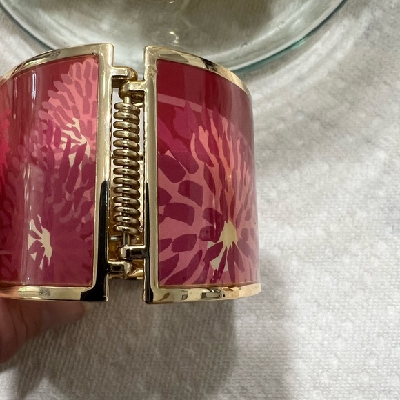 AVON Luxurious Red Pink and Gold Floral Patterned Hinge Bracelet - Picture 3 of 4